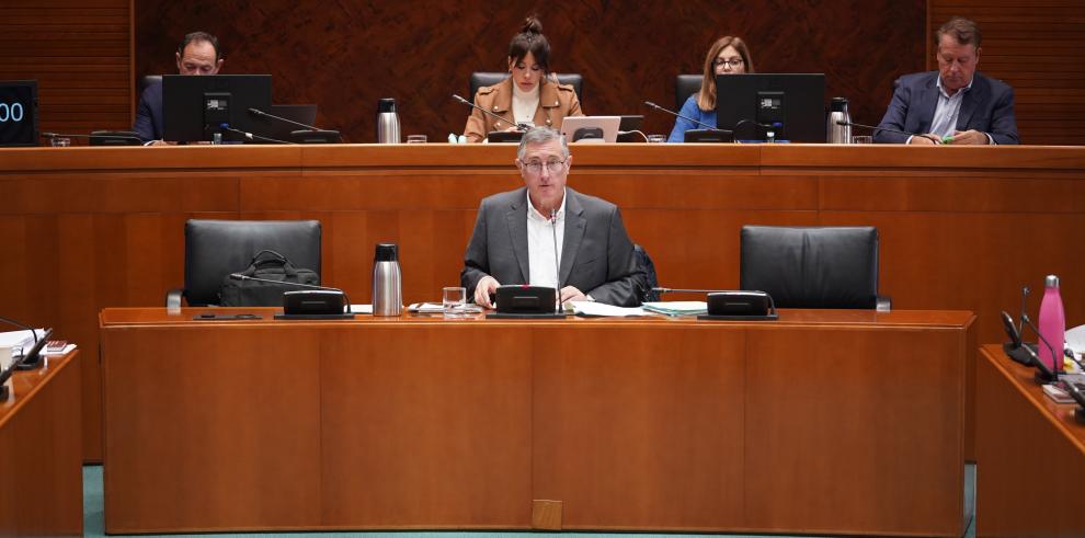 El consejero Blasco, en la Comisión de Presupuestos de las Cortes de Aragón.