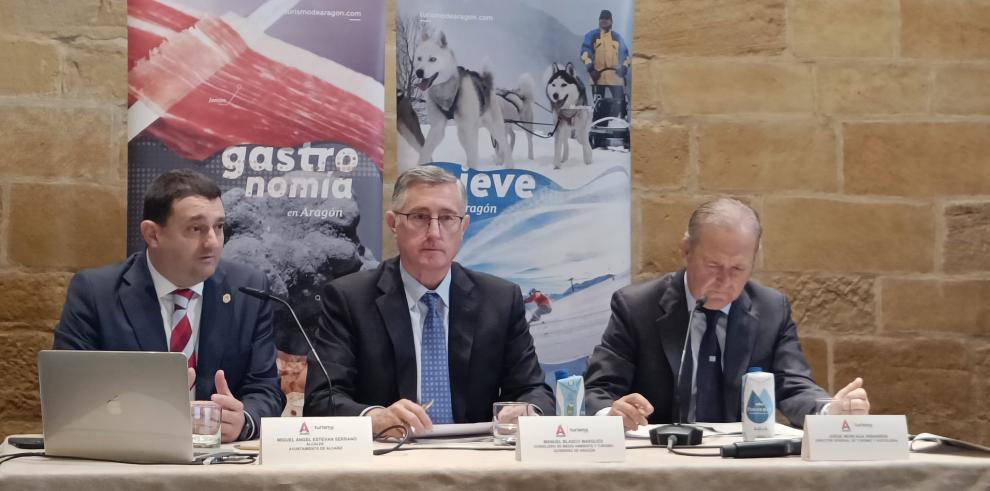 El alcalde de Alcañiz, Miguel Ángel Estevan, el consejero Blasco y el director general de Turismo, Jorge Moncada.