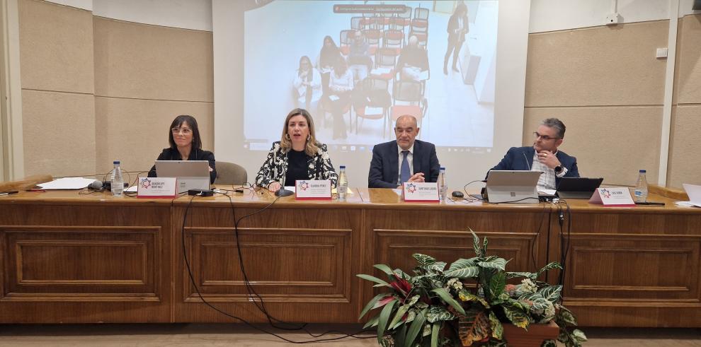 La consejera de Educación, Claudia Pérez Forniés, ha inaugurado la I Feria de FP Dual que se celebra en Teruel.