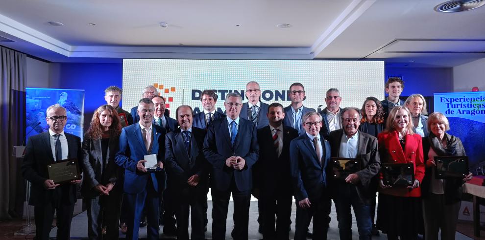 Foto de familia de la entrega de las máximas distinciones turísticas de Aragón, en el parador de Alcañiz.