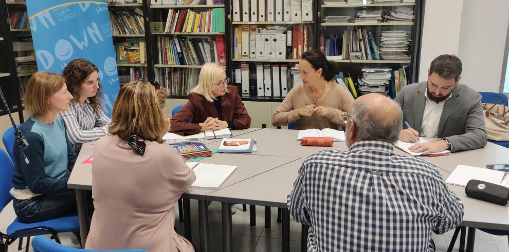 La consejera de Bienestar Social y Familia ha visitado este martes la sede de Down Huesca