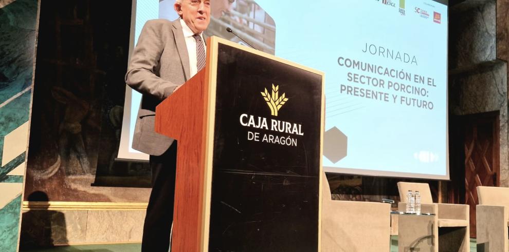 El consejero de Agricultura, Ganadería y Alimentación, Angel Samper, ha inaugurado la jornada “Comunicación porcino: presente y futuro”