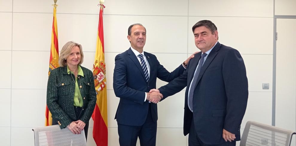La gerente del Salud, el consejero de Sanidad y el representante de Ambulancias Tenorio