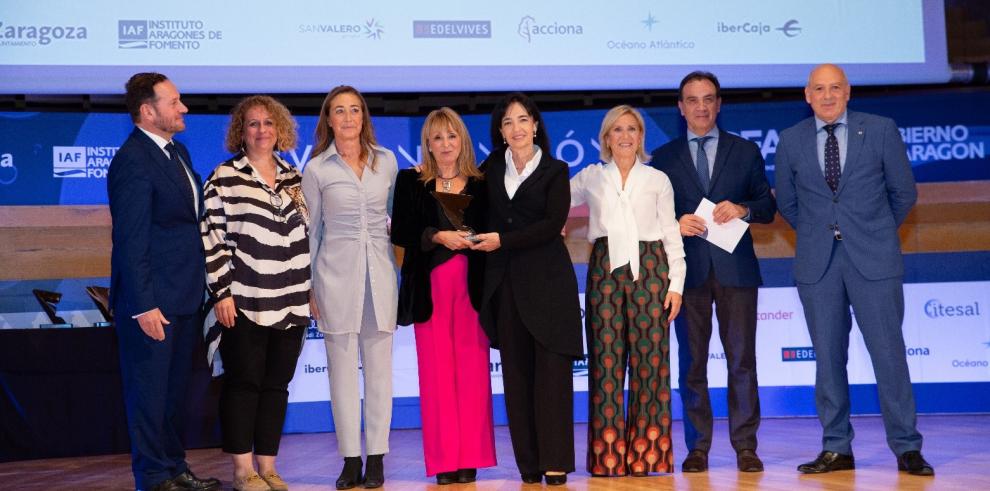 En el centro, de izquierda a derecha las doctoras Carmen García Mur, Reyes Ibáñez, Menchu Casamayor e Isabel Vicente