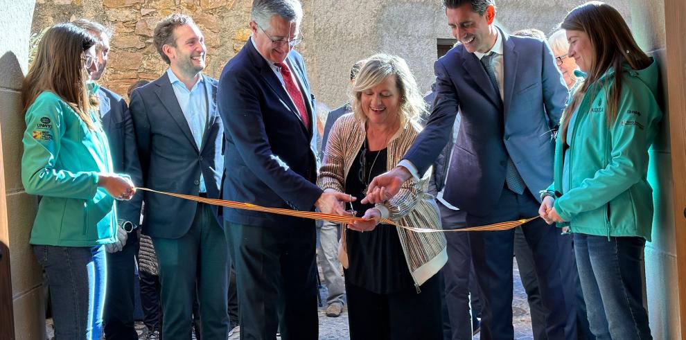 Blasco ha inaugurado la oficina de turismo de Alquézar junto a la alcaldesa de la localidad y el presidente de la comarca.