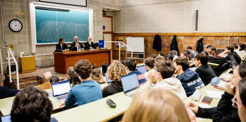Jorge Azcón, en una charla-debate en la Universidad de Zaragoza.