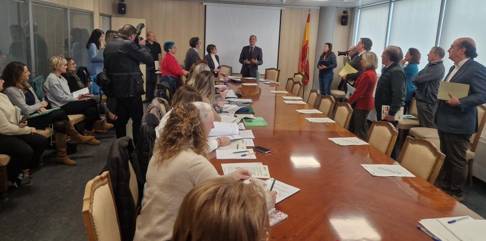 El consejero de Sanidad, José Luis Bancalero Flores, ha saludado a los integrantes de la Mesa Sectorial antes de su inicio