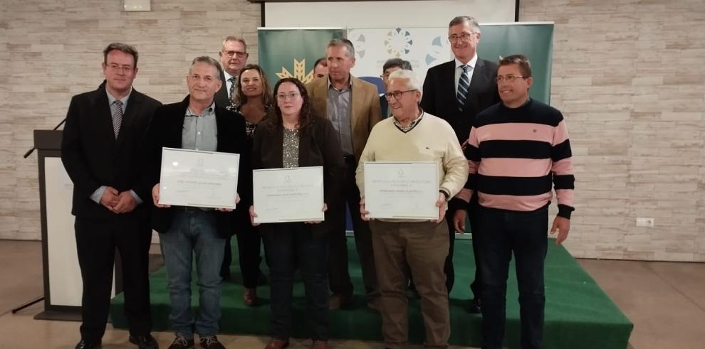 El consejero de Medio Ambiente y Turismo, Manuel Blasco, con los premiados.