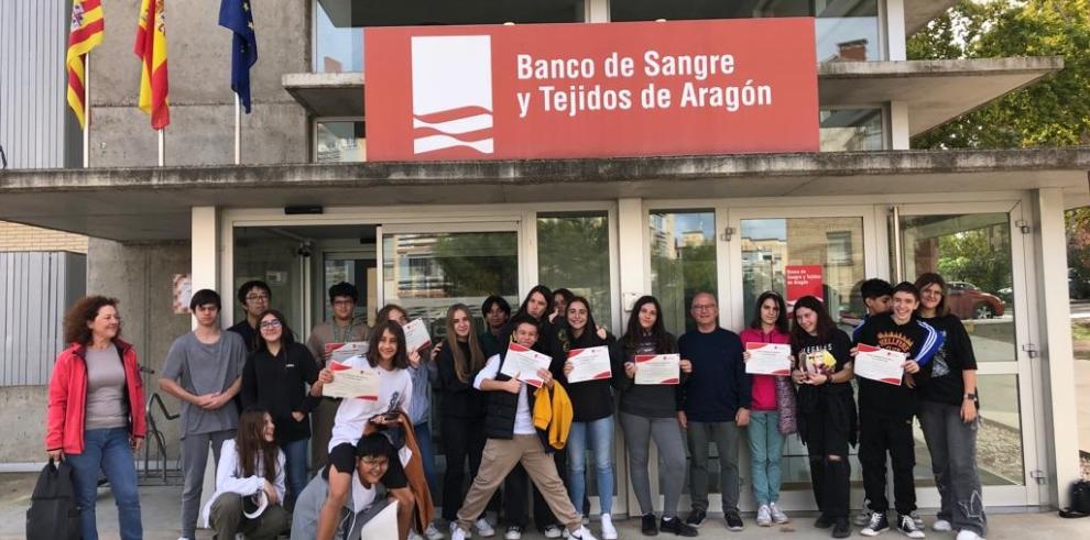 Alumnos de Secundaria, tras visitar el Banco de Sangre y Tejidos de Aragón, en este curso 2023-2024.