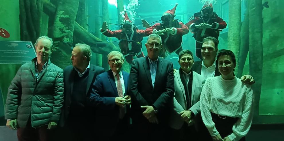 Blasco, junto a los diferentes representantes institucionales, ante el tanque con el árbol de Navidad ya encendido.