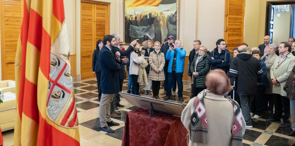 Azcón recibe en su despacho a los primeros visitantes del edificio Pignatelli el día de la Constitución