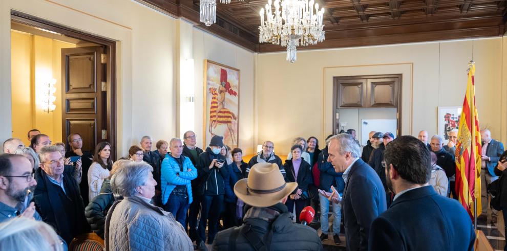 Azcón recibe en su despacho a los primeros visitantes del edificio Pignatelli el día de la Constitución