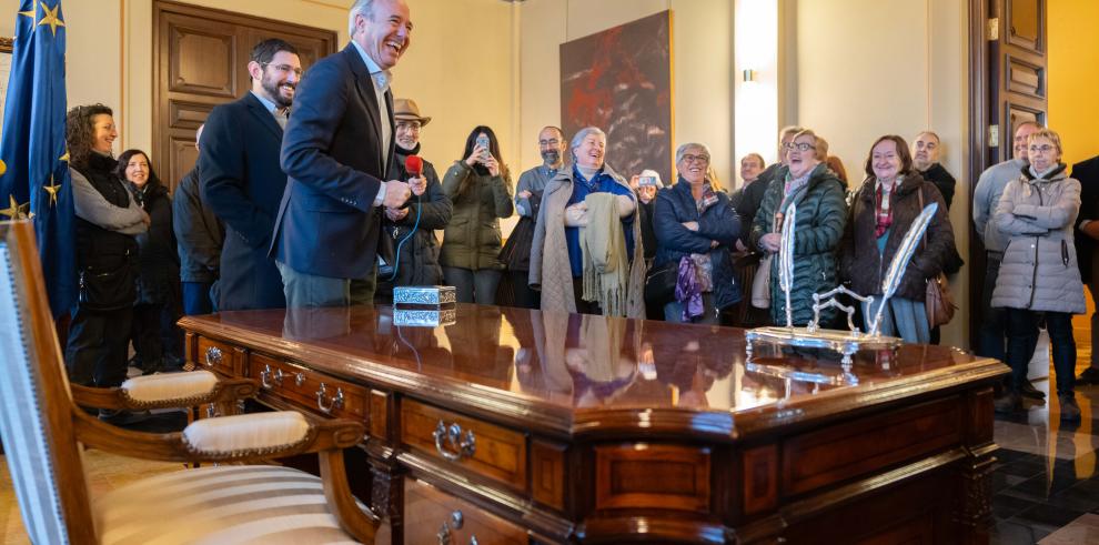 Azcón recibe en su despacho a los primeros visitantes del edificio Pignatelli el día de la Constitución