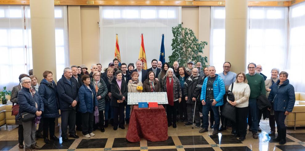 Azcón recibe en su despacho a los primeros visitantes del edificio Pignatelli el día de la Constitución