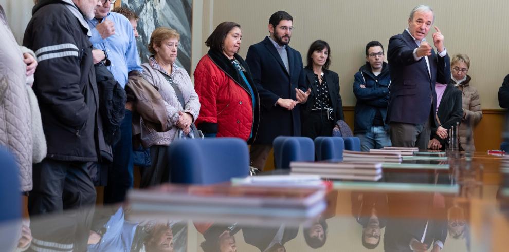 Azcón recibe en su despacho a los primeros visitantes del edificio Pignatelli el día de la Constitución