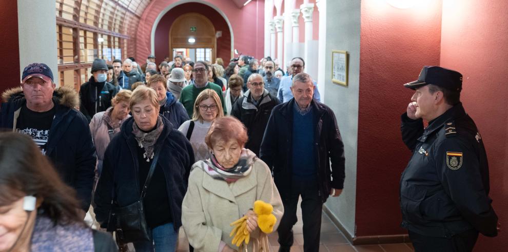 Azcón recibe a los visitantes del edificio Pignatelli en el día de la Constitución