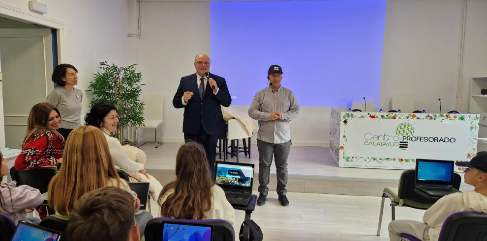 El director general de Personal, Formación e Innovación, José María Cabello, ha participado en 'La hora del código'.