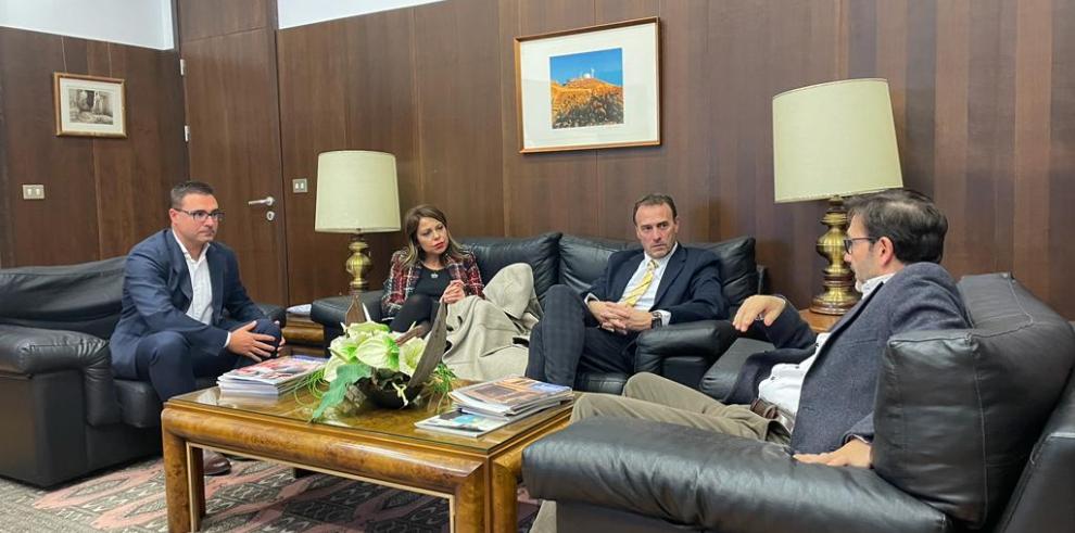 La directora general de Administración Local, Marina Sevilla, se ha reunido hoy con el decano, Antonio García Gómez, el coordinador del Diploma de Especialización de Derecho Local, Miguel Ángel Bernal, y el secretario general de la FAMCP, Eduardo Gallart.