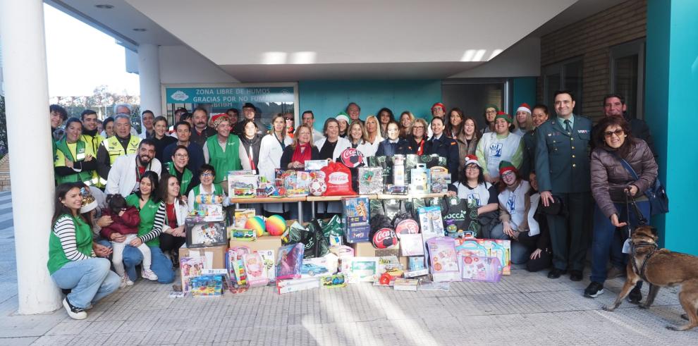 Numerosas asociaciones, empresas y Fuerzas de Seguridad han participado en la visita de Papa Noel al Infantil