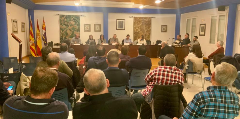 El consejero Samper se reúne con agricultores, ganaderos y cazadores en La Puebla de Alfinden