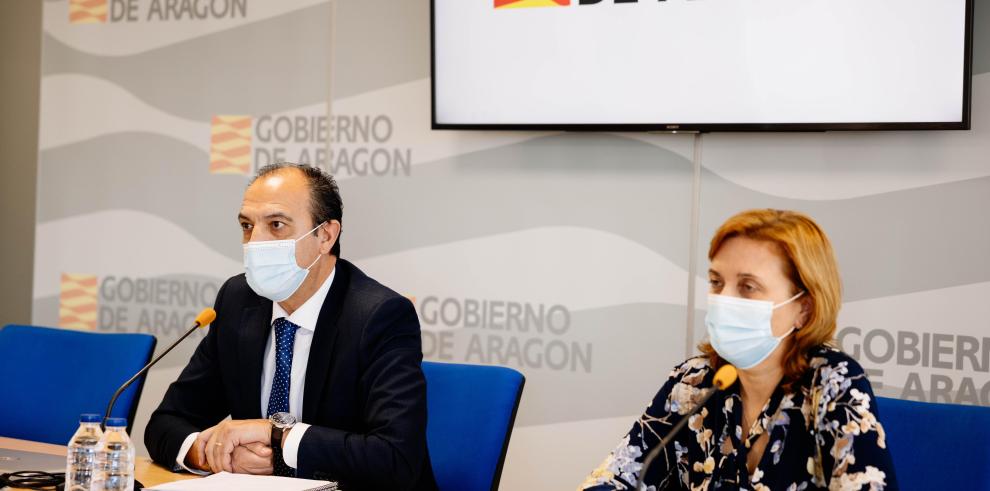 El consejero de Sanidad, José Luis Bancalero Flores, y la directora General de Salud Pública, Nuria Gayán, en la rueda de prensa celebrada hoy