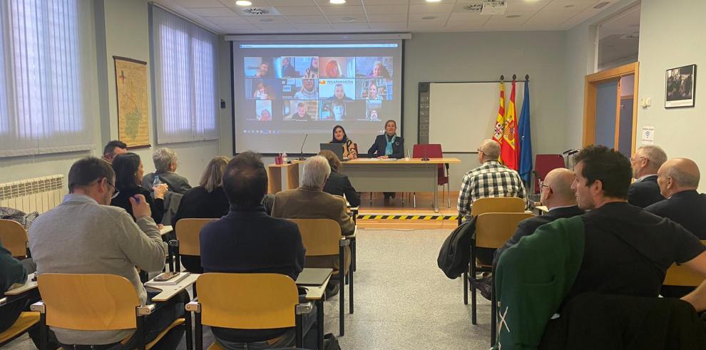 Un momento de la primera reunión del renovado Consejo Escolar de Aragón. Su presidenta, Marta Puente, al fondo a la derecha de la imagen