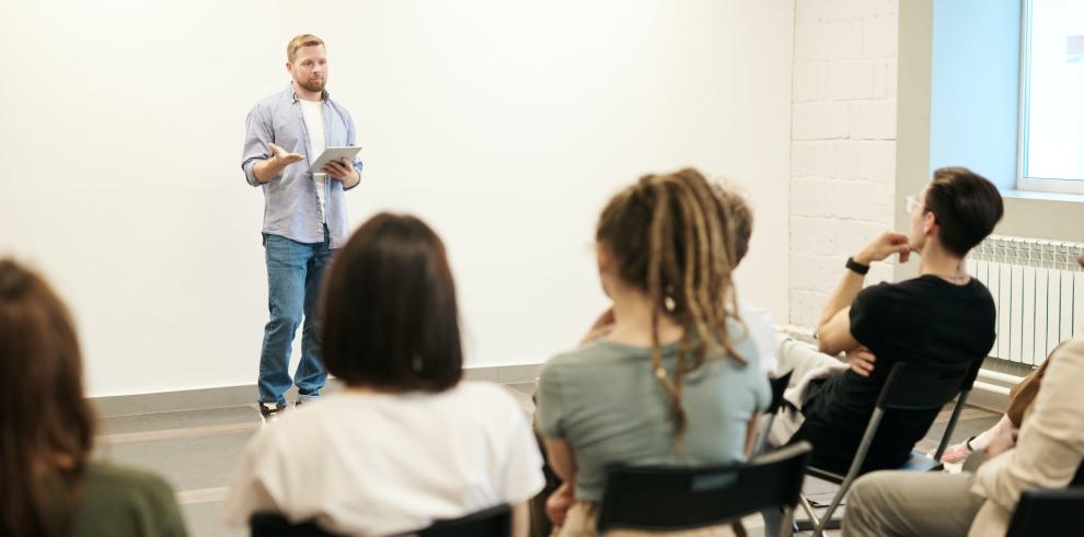 Un profesor, dando clase a un aula de Secundaria.