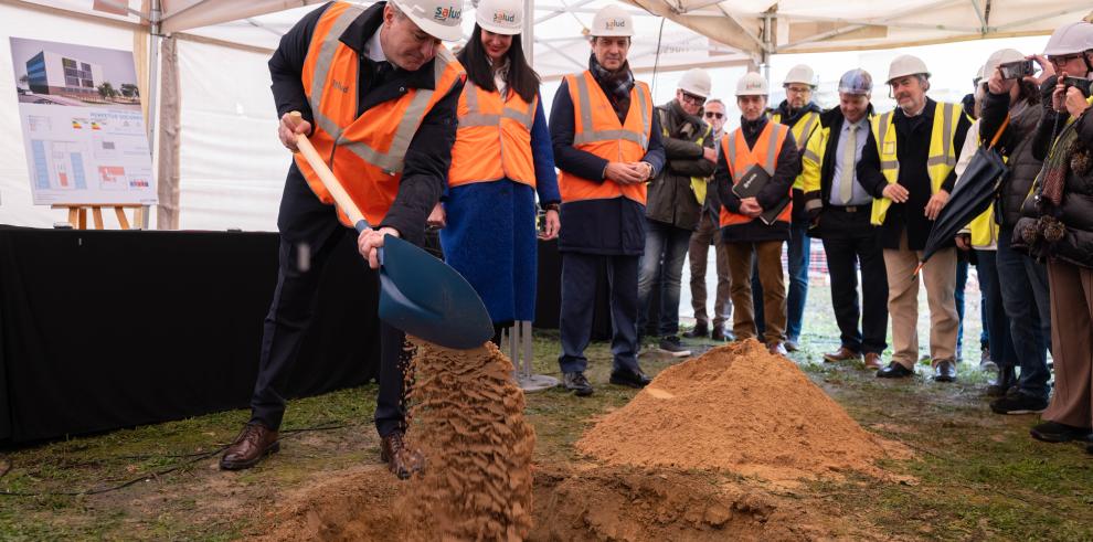El presidente de Aragón, Jorge Azcón, pone la primera piedra del nuevo centro de salud del Perpetuo Socorro