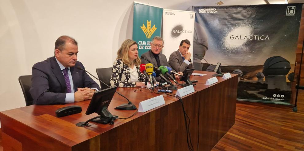 Claudia Pérez Forniés, con el consejero Manuel Blasco, el director de Caja Rural de Teruel y el director de CEFCA.