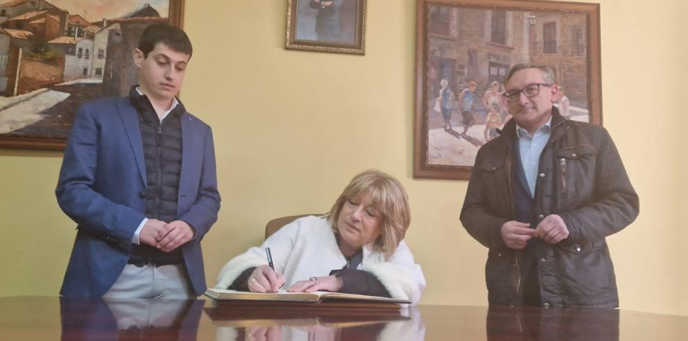 La consejera de Presidencia, Tomasa Hernández, junto al alcalde Mario Latorre y el presidente Joaquín Juste, en su visita a Monreal.