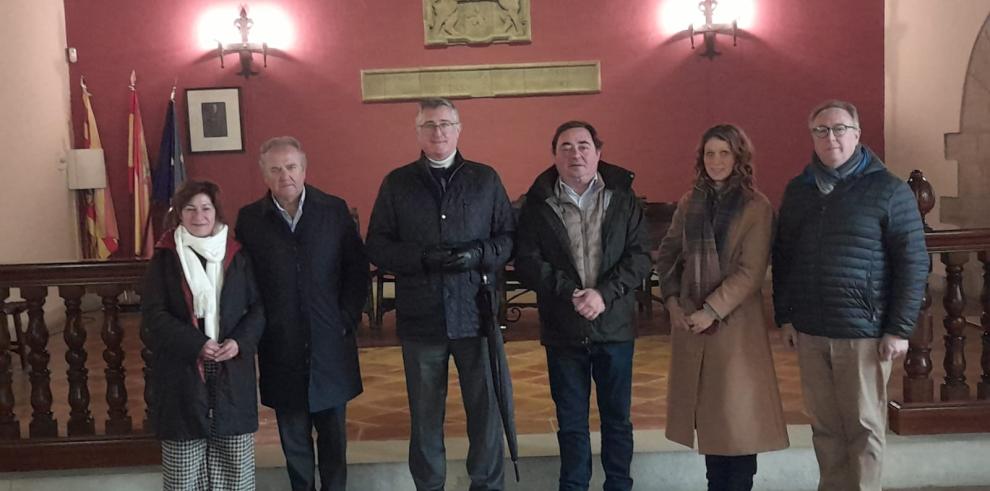 Blasco, en el Ayuntamiento de Cantavieja junto con el equipo de gobierno municipal.
