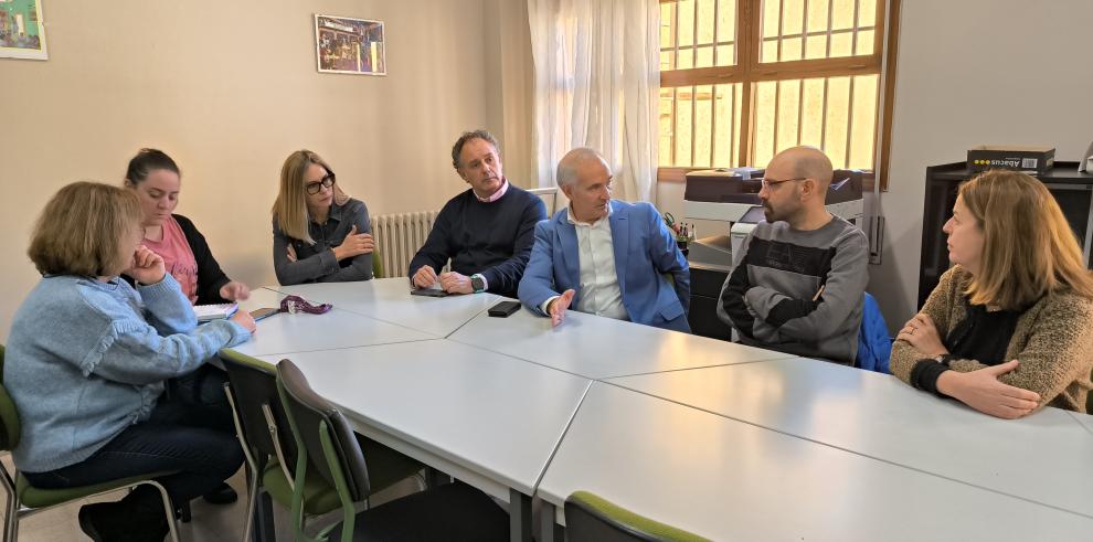 Manuel Magdaleno, Secretario General Técnico del departamento de Educación, con el alcalde de Tarazona y el equipo directivo del CEIP Moncayo de Tarazona.