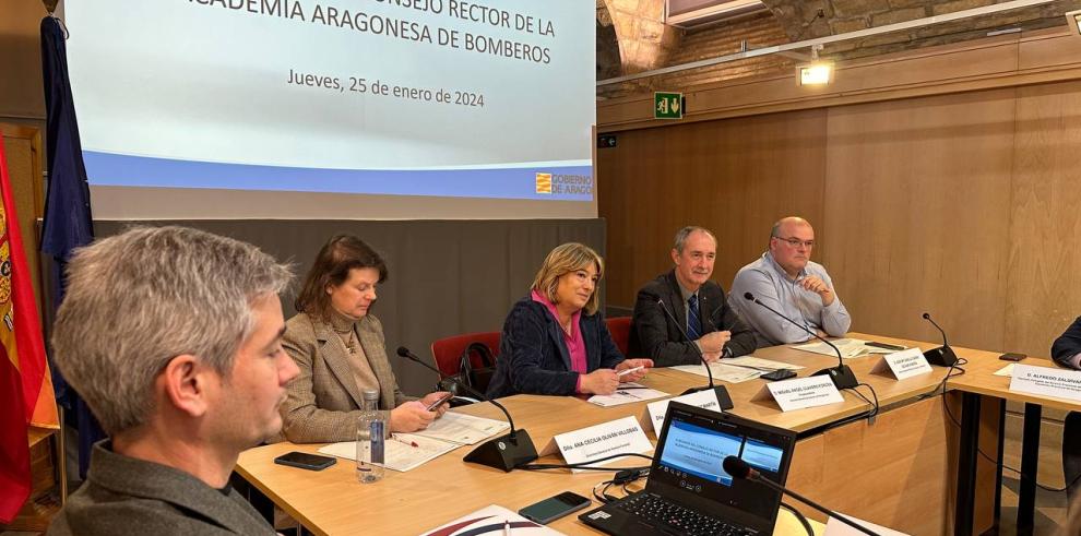 La consejera de Presidencia, Interior y Cultura, Tomasa Hernández, y el director general de Interior y Emergencias, Miguel Ángel Clavero, hoy en la IV reunión del Consejo Rector de la Academia Aragonesa de Bomberos.