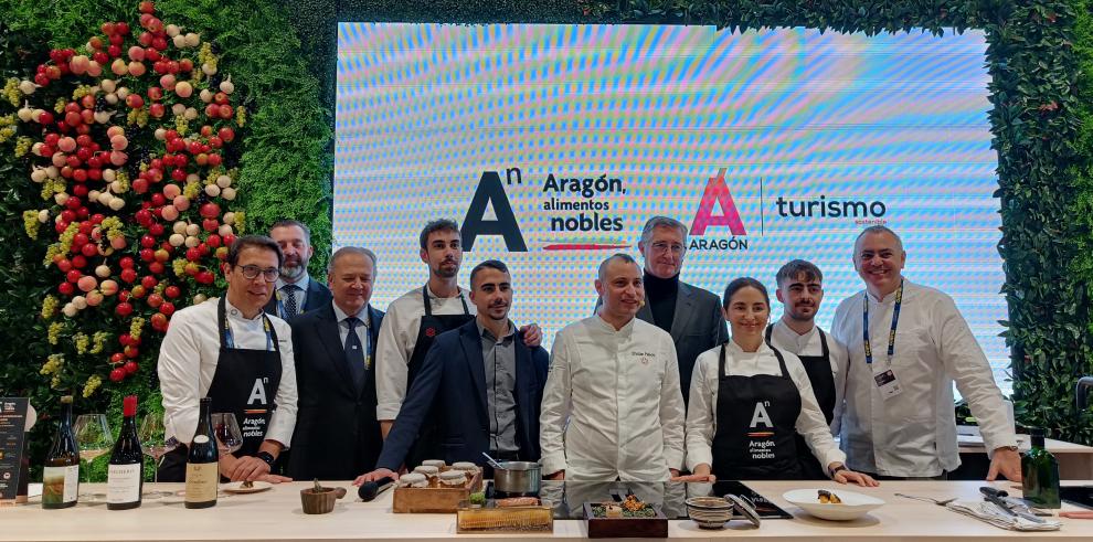El consejero, junto a la cocinera Elena Arzak tras el showcooking realizado con el restaurante Gente Rara.