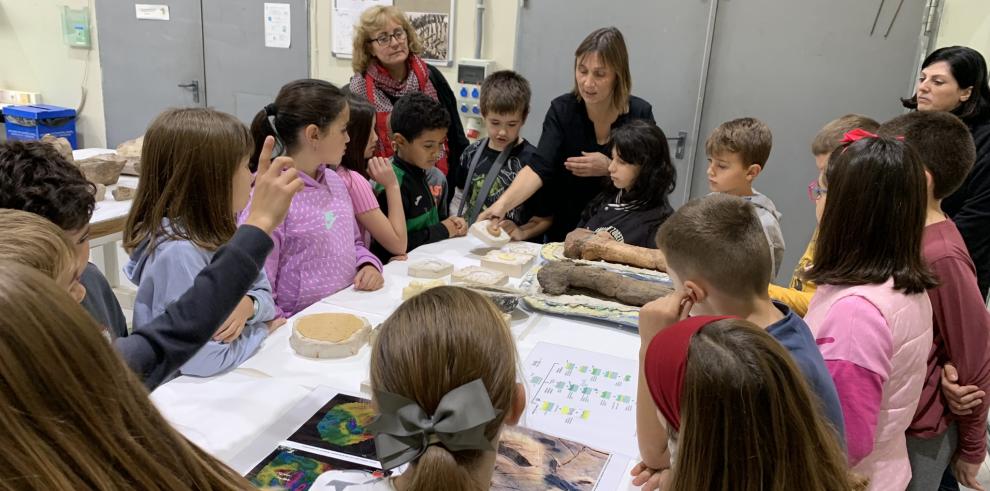Visita de escolares al laboratorio paleontológico de la Fundación Dinópolis.