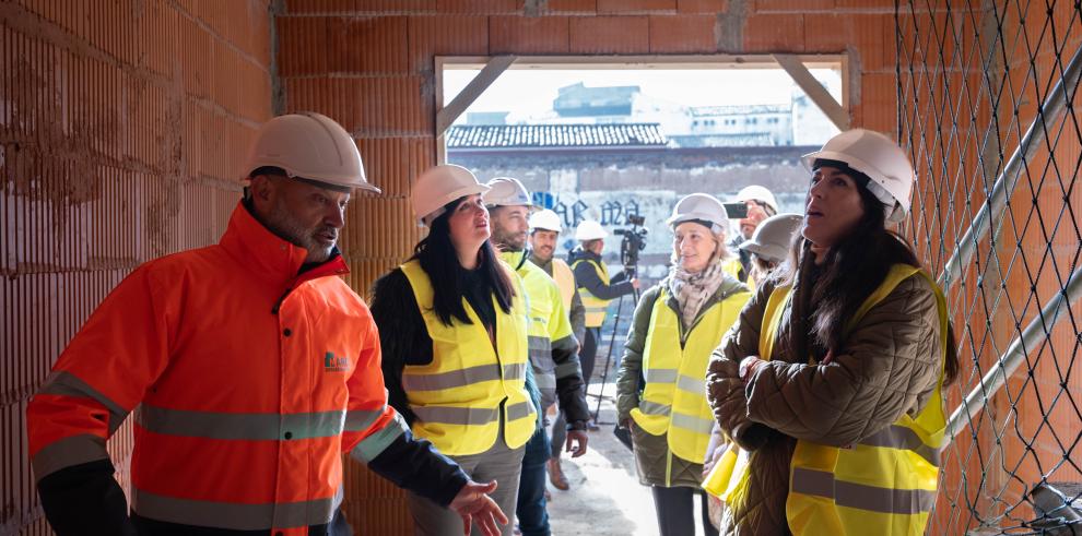 La directora de Vivienda, la gerente de SVA y la alcaldesa de Huesca han visitado las obras de La Merced.