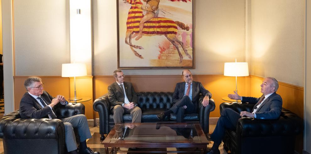 Azcón se reúne con el presidente de la Confederación Hidrográfica del Ebro.  Comparecencia ante los medios de comunicación