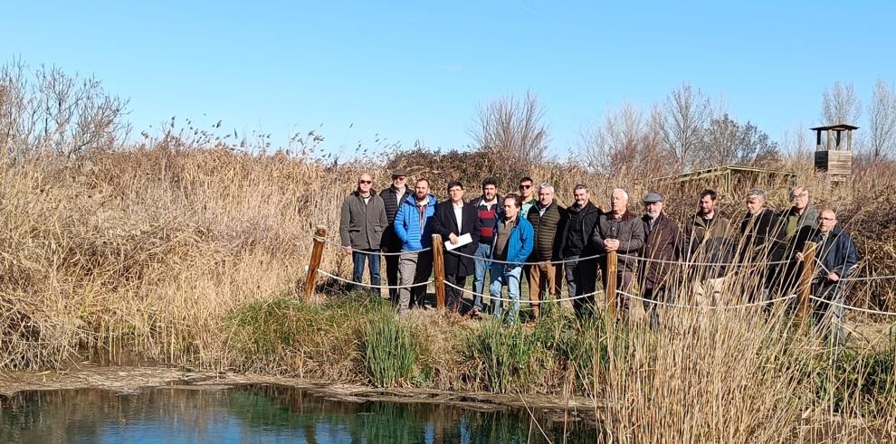 Calvo, junto a representantes municipales de Rueda de Jalón y de la Asociación de Amigos Ojos de Pontil.