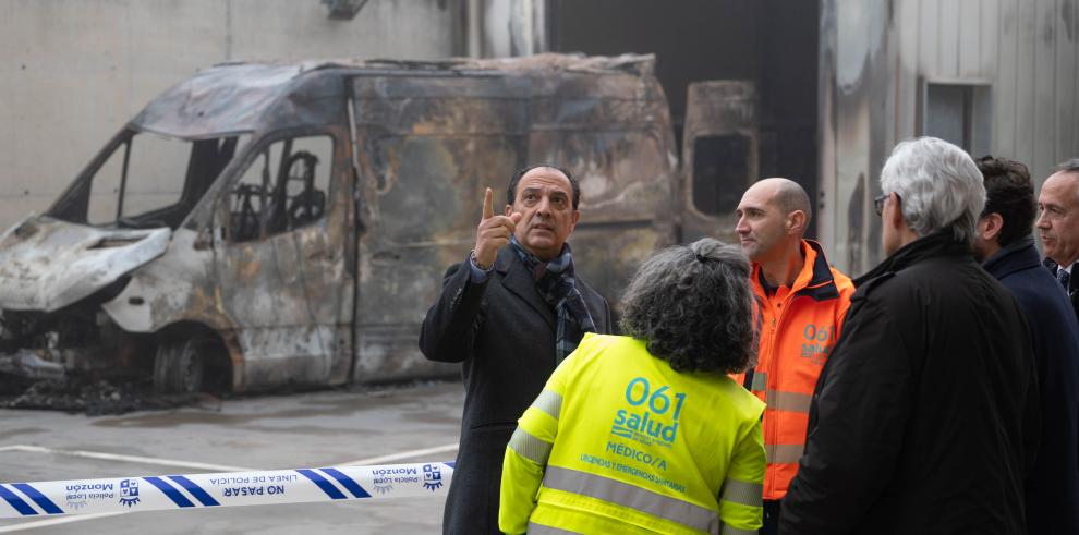 El consejero de Sanidad ha visitado el aparcamiento donde permanecen calcinadas las ambulancias