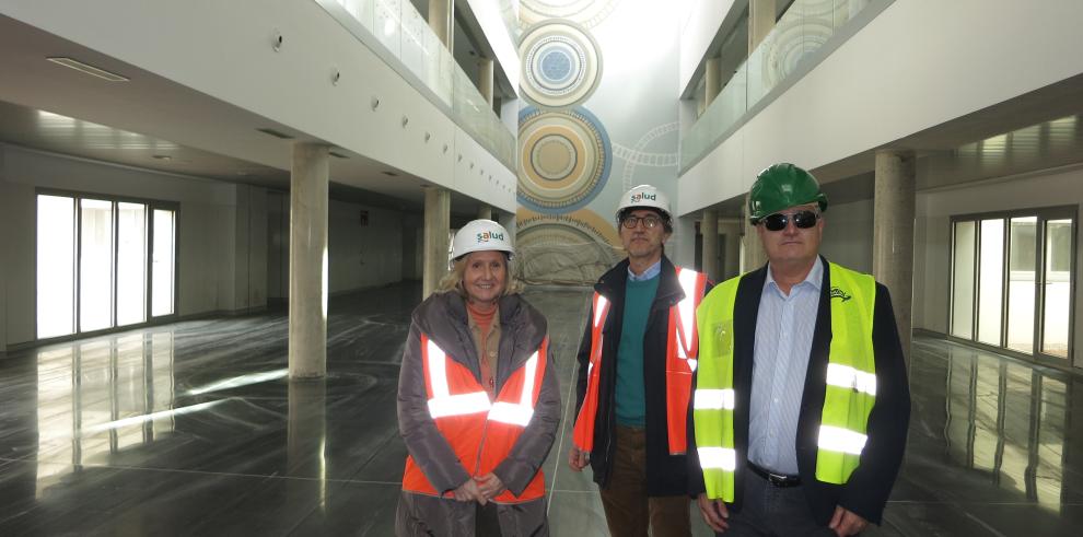 La gerente del Salud, Ana Castillo, el responsable de Obras del Salud, Francisco Muñoz, y el gerente del sector de Alcañiz, Pedro Eced, visitan el nuevo hospital de Alcañiz.