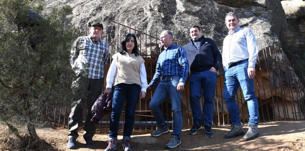 La directora general de Patrimonio Cultural, Gloria Pérez, ha visitado hoy las pinturas rupestres del Estrecho del Regallo en Alcañiz.