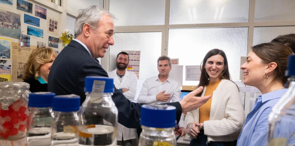 Jorge Azcón, durante su visita al laboratorio donde se avanza en la investigación de la vacuna aragonesa contra la tuberculosis.