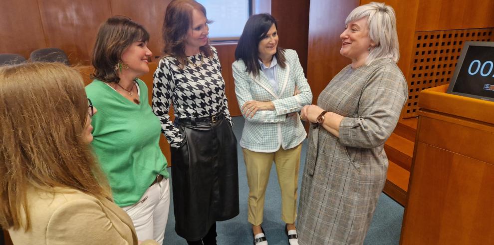 La directora general de Ciencia e Investigación, Pilar Gayán, (a la derecha), momentos antes de su intervención en las Cortes de Aragón.