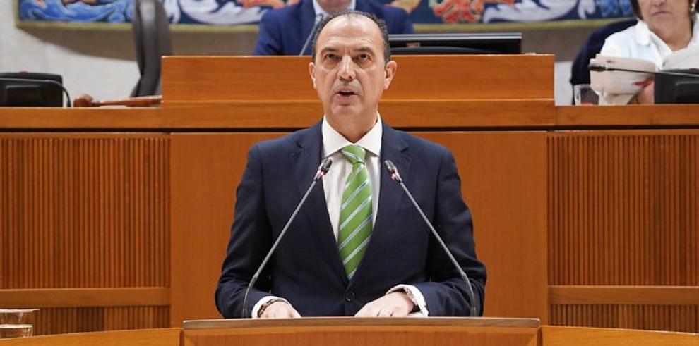 El consejero de Sanidad del Gobierno de Aragón, José Luis Bancalero Flores, comparece ante el pleno de las Cortes de Aragón.