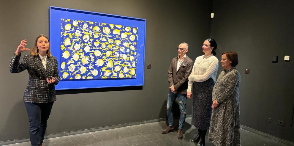 El director general de Cultura, Pedro Olloqui, la alcaldesa de Huesca, Lorena Orduna, y la concejal de Cultura, Teruca Moreno, en la inauguración de 'Confluencias', junto a una de las comisarias.