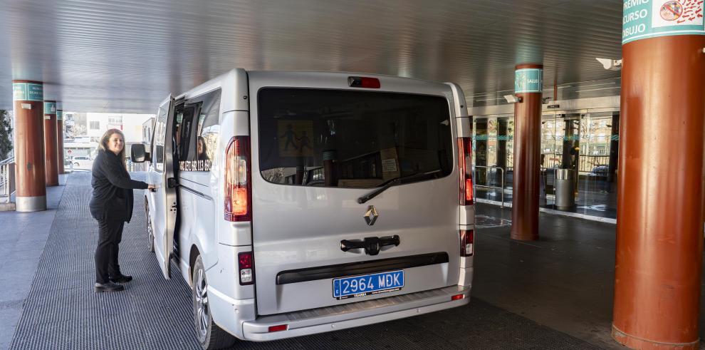 La taxista Leticia Aliaga lleva más de cinco años trasladando a pacientes. En la imagen, tras un traslado al Hospital U. Miguel Servet