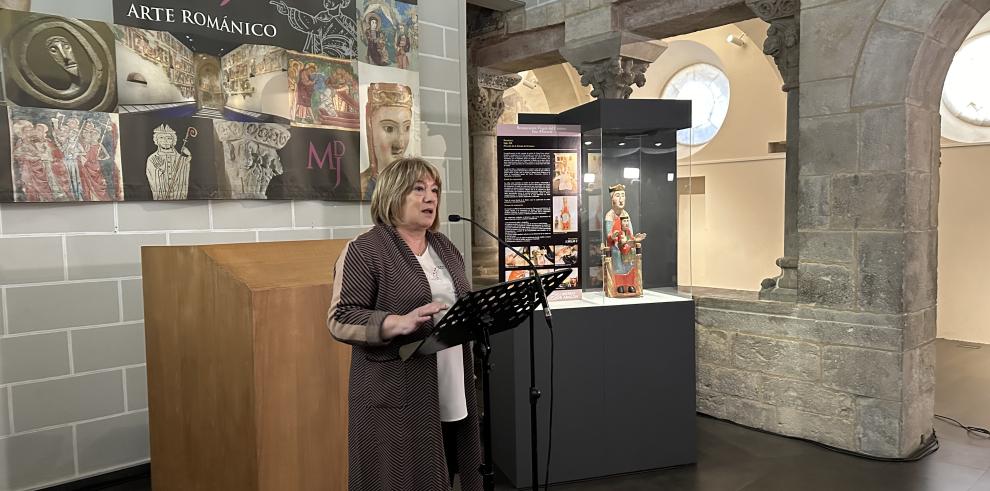 La consejera de Presidencia, Interior y Cultura, Tomasa Hernández, en la presentación de la talla en el Museo Diocesano de Jaca.