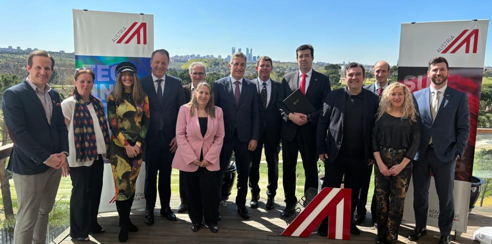 La directora general de Promoción Industrial e Innovación, Mar Paños y el gerente de la Fundación del Hidrógeno han recibido el galardón