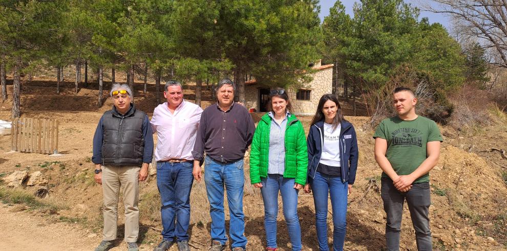 Oliván, junto a trabajadores de la dirección general y representantes institucionales.
