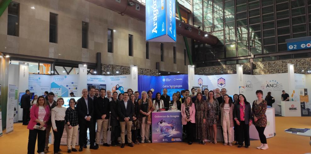 Foto de familia de la delegación aragonesa en el Transfiere, encabezada por las directoras generales de Ciencia e Investigación y de Promoción Industrial e Innovación